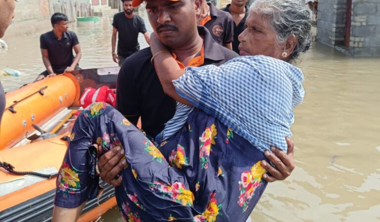 வரலாறு காணாத கனமழை‌ பெருவெள்ளத்தில் சிக்கிய கர்ப்‌‌‌பிணி பெண்கள்‌‌‌ உட்பட  40,ஆயிரம் பேரை பத்‌‌‌திரமாக மீட்‌‌‌ட பேரிடர்‌‌‌ மீட்‌‌‌பு குழு