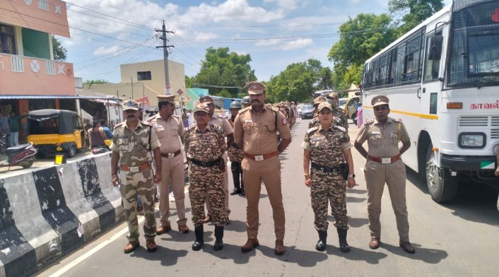 விக்கிரவாண்டி இடைத்தேர்தலை முன்னிட்டு டிஎஸ்பி தலைமையில் மத்திய பாதுகாப்பு படையினரின் கொடி அணிவகுப்பு