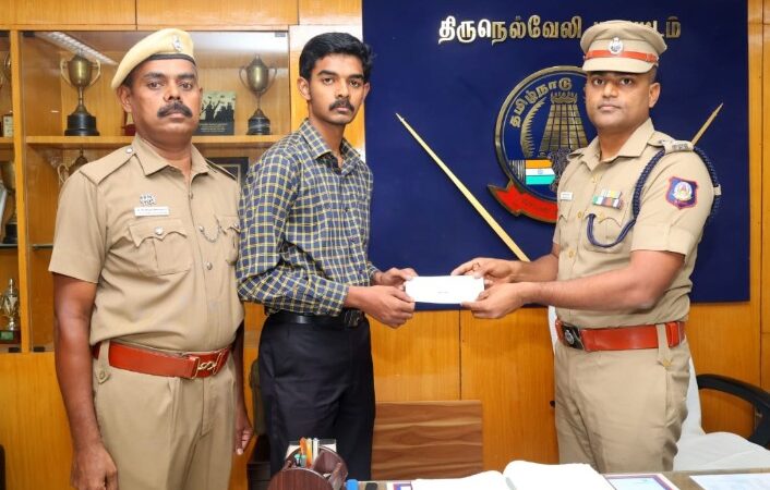 பொதுத்தேர்வில் அதிக மதிப்பெண் பெற்ற போலீசாரின் குழுந்தைகளுக்கு பரிசுதொகை வழங்கி மாவட்ட எஸ்பி பாராட்டு