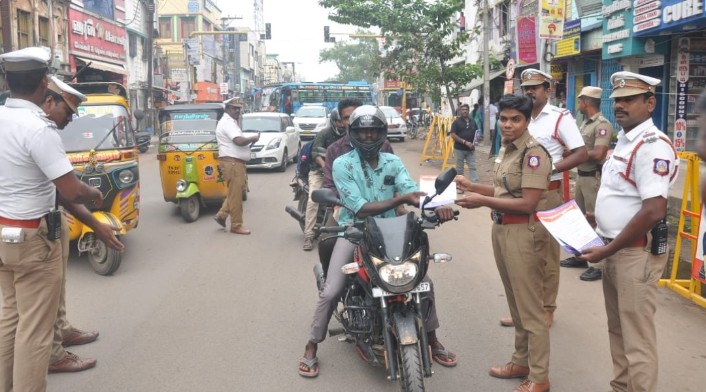 மதுரையில் ஒருநாள் ஒருசாலை திட்டத்தின் கீழ் பொதுமக்களுக்கு துணைகமிஷனர்‌ போக்குவரத்து விழிப்புணர்வு துண்டு பிரசுரங்களை வழங்கினார்