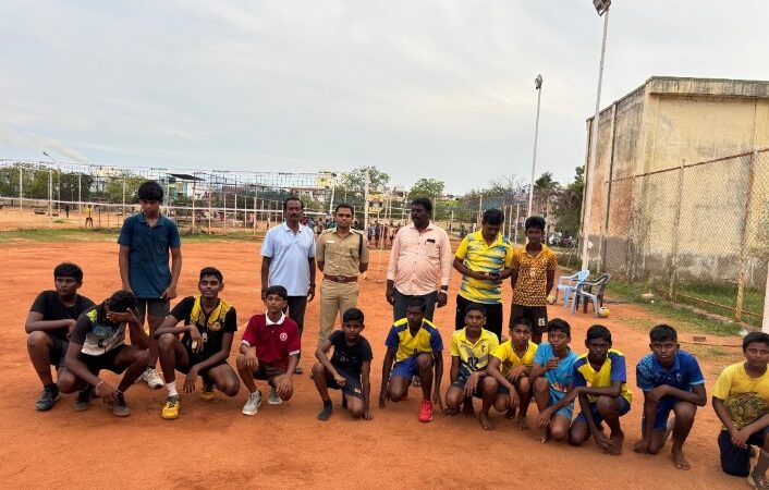 தூத்துக்குடியில் மைதானத்தில் விளையாடிய கொண்டிருந்த மாணவர்களிடம் மாவட்ட எஸ்பி போதை தடுப்பு விழிப்புணர்வு…