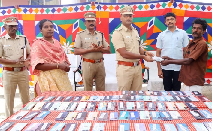 நெல்லையில் 16,லட்சம் மதிப்புள்ள 100,செல்போன்கள் மீட்பு மாவட்ட எஸ்பி உரியவரிடம் ஒப்படைப்பு…