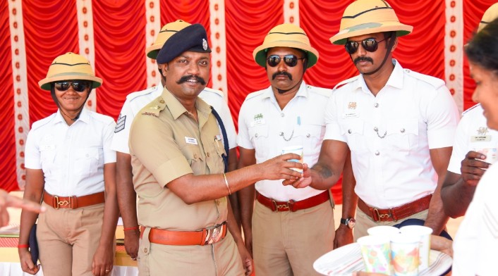 கோடை வெயிலில் இருந்து போலீசாரை பாதுகாக்கும் பொருட்டு கன் கண்ணாடி தொப்பிகள் வழங்கிய எஸ்பி கோடை வெயிலில் இருந்து போலீசாரை பாதுகாக்கும் பொருட்டு கன் கண்ணாடி தொப்பிகள் வழங்கிய எஸ்பி