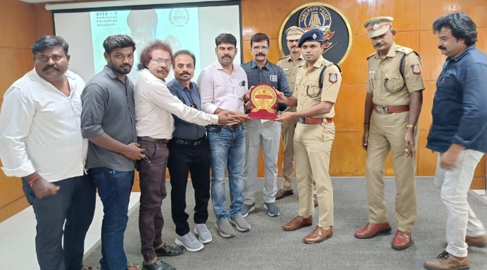 திருநங்கைகள் குறித்து விழிப்புணர்வு குறும்படத்தை உருவாக்கிய இயக்குநருக்கு மாவட்ட எஸ்பி பாராட்டு….. திருநங்கைகள் குறித்து விழிப்புணர்வு குறும்படத்தை உருவாக்கிய இயக்குநருக்கு மாவட்ட எஸ்பி பாராட்டு…..