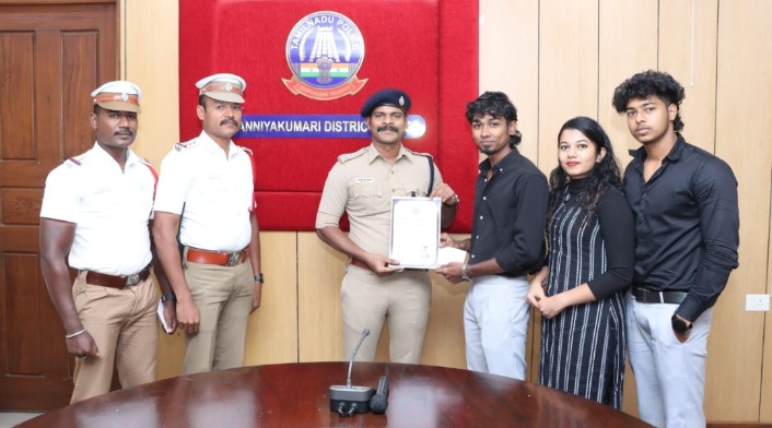விபத்தில்லா குமரி ரீல்ஸ் போட்டியில் வென்றவர்களுக்கு மாவட்ட எஸ்பி சான்றிதழ் வழங்கி பாராட்டு…