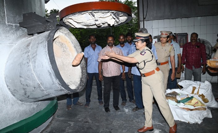 ஆவடி போலீஸ் கமிஷனர் தலைமையில் 84,வழக்குகளில் கைப்பற்றப்பட்ட 70,கிலோ கஞ்சா தீயிட்டு அழிப்பு ஆவடி போலீஸ் கமிஷனர் தலைமையில் 84,வழக்குகளில் கைப்பற்றப்பட்ட 70,கிலோ கஞ்சா தீயிட்டு அழிப்பு