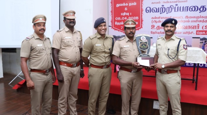 பொதுமக்களின் நன்மதிப்பை பெற்ற காவல்நிலையத்திற்கு எஸ்பி கேடயம்… பொதுமக்களின் நன்மதிப்பை பெற்ற காவல்நிலையத்திற்கு எஸ்பி கேடயம்…