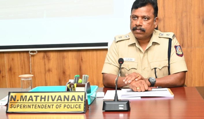 பள்ளி கல்லூரியில் உள்ள கடைகளில் போதைப்பொருட்கள் விற்பனையை தடுக்க சோதனையை தீவிரபடுத்த போலீசாருக்கு மாவட்ட எஸ்பி உத்தரவு….. பள்ளி கல்லூரியில் உள்ள கடைகளில் போதைப்பொருட்கள் விற்பனையை தடுக்க சோதனையை தீவிரபடுத்த போலீசாருக்கு மாவட்ட எஸ்பி உத்தரவு…..