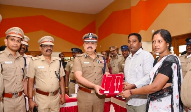 திருட்டு மற்றும் மோசடி வழக்குகளில் தொடர்புடைய 18,கோடி மதிப்புள்ள நகை வாகனம் மற்றும் சொத்துக்கள் மீட்பு போலீஸ் கமிஷனர் உரியவரிடம் ஒப்படைத்தார்…. திருட்டு மற்றும் மோசடி வழக்குகளில் தொடர்புடைய 18,கோடி மதிப்புள்ள நகை வாகனம் மற்றும் சொத்துக்கள் மீட்பு போலீஸ் கமிஷனர் உரியவரிடம் ஒப்படைத்தார்….