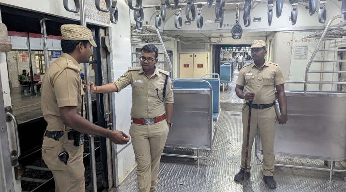 அரக்கோணம் இரயில் நிலையத்தில் மாவட்ட எஸ்பி திடீர் ஆய்வு… அரக்கோணம் இரயில் நிலையத்தில் மாவட்ட எஸ்பி திடீர் ஆய்வு…