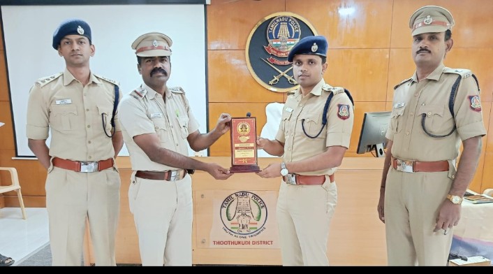 மெச்சதகுந்த பணிக்காக7,இன்ஸ்பெக்டர்களுக்கு மாவட்ட எஸ்பி நினைவு பரிசு வழங்கி பாராட்டு…. மெச்சதகுந்த பணிக்காக7,இன்ஸ்பெக்டர்களுக்கு மாவட்ட எஸ்பி நினைவு பரிசு வழங்கி பாராட்டு….