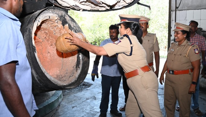 ஆவடியில் 78, வழக்குகளில் போலீசாரால் பறிமுதல் செய்யப்பட்ட 730,கிலோ கஞ்சா கூடுதல் கமிஷனர் தலைமையில் தீயிட்டு அழிப்பு…