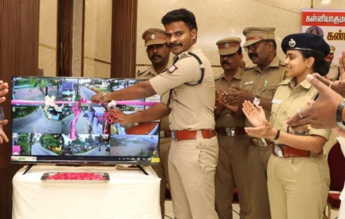 குமரி மாவட்டத்தில் ஊர்காவல்திட்டத்தின் கீழ் புதிய 37, சிசிடிவி கேமராக்களின் செயல்பாட்டை எஸ்பி துவக்கிவைத்தார் குமரி மாவட்டத்தில் ஊர்காவல்திட்டத்தின் கீழ் புதிய 37, சிசிடிவி கேமராக்களின் செயல்பாட்டை எஸ்பி துவக்கிவைத்தார்