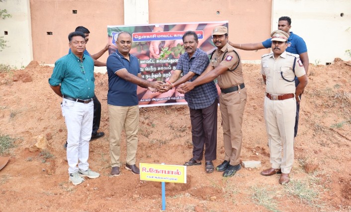தென்காசி எஸ்பி அலுவலகத்தில் மரக்கன்றுகள் நடும் விழா எஸ்பி தலைமையில் நடைபெற்றது…. தென்காசி எஸ்பி அலுவலகத்தில் மரக்கன்றுகள் நடும் விழா எஸ்பி தலைமையில் நடைபெற்றது….