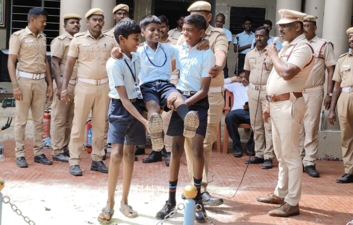 தீபாவளி கொண்டாட்டம் தீ விபத்தாக மாறாமல் இருக்க… சாப்டர் பள்ளியில் தீயணைப்புத் துறை நடத்திய தீ தடுப்பு  ஒத்திகை!