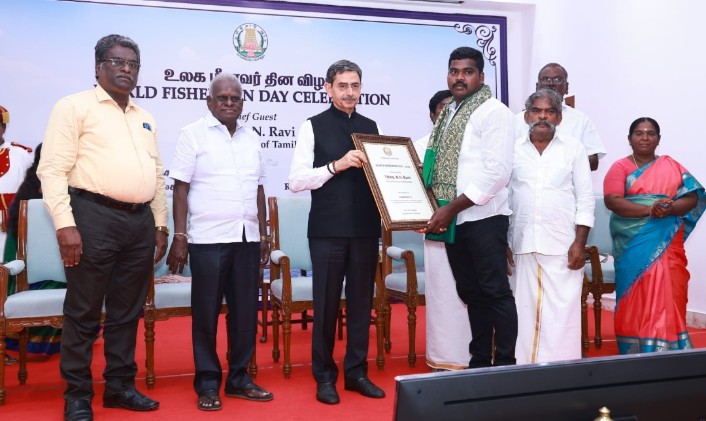 பெரு வெள்ளத்தில் 48,உயிர்களை காப்பாற்றிய மீனவ இளைஞருக்கு வெள்ளநாயகன் விருது நேரில் அழைத்து கெளரவித்த ஆளுநர்…