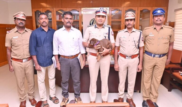 மோப்பநாய் பிரிவிற்கு புதிதாக வாங்கப்பட்ட நாய் குட்டிக்கு ப்ரெளனி என்று பெயர் சூட்டிய போலீஸ் கமிஷனர்